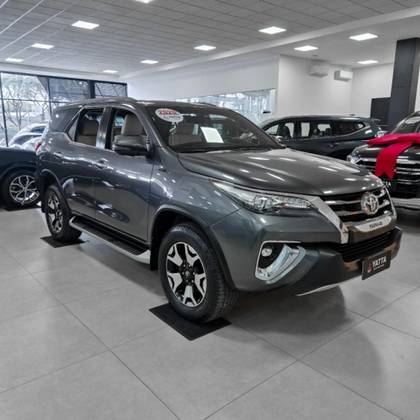 TOYOTA HILUX SW4 2.8 SRX DIAMOND 4X4 7 LUGARES 16V TURBO INTERCOOLER DIESEL 4P AUTOMÁTICO